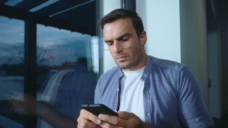 Business-man-getting-bad-news-on-phone.-Depressed-male-reading-shocked-message.