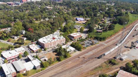 Video-Aéreo-De-Drones-De-4k-De-Trenes-Que-Se-Mueven-En-El-Patio-De-Trenes-Del-Sur-De-Norfolk-En-Asheville,-Nc