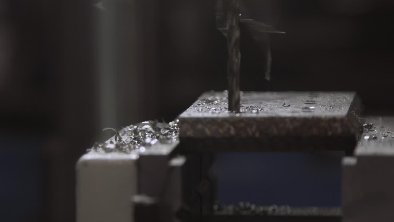 기계에서 금속 판을 는 것