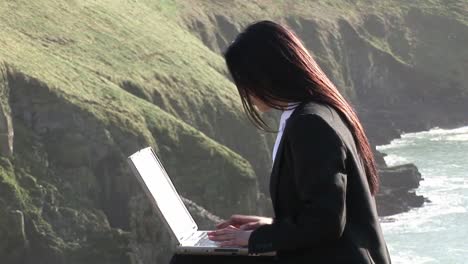 Mujer-De-Negocios-Trabajando-Al-Aire-Libre