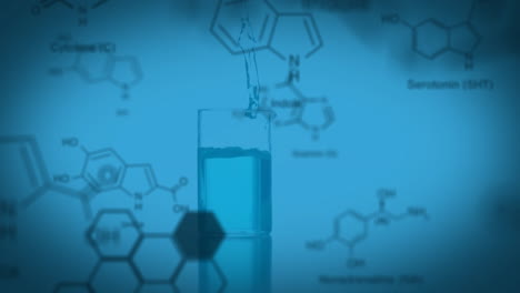 Animation-Von-Molekülstrukturen-über-Einem-Mit-Chemikalien-Gefüllten-Laborkolben,-Der-Auf-Eine-Oberfläche-Fällt