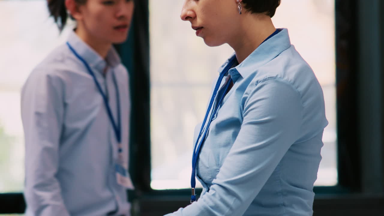 스타일리쉬 한 옷 을 정리 하는 직원