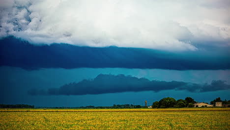 Clima-Tormentoso-Mientras-Una-Cosechadora-Recoge-Cultivos-En-La-Granja---Lapso-De-Tiempo