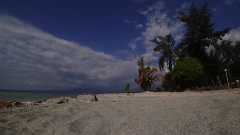 Niedrigwinkel-Zeitraffer-Eines-Leeren-Sandstrandes-Und-Wehender-Palmen-Auf-Der-Insel-Gili-Air