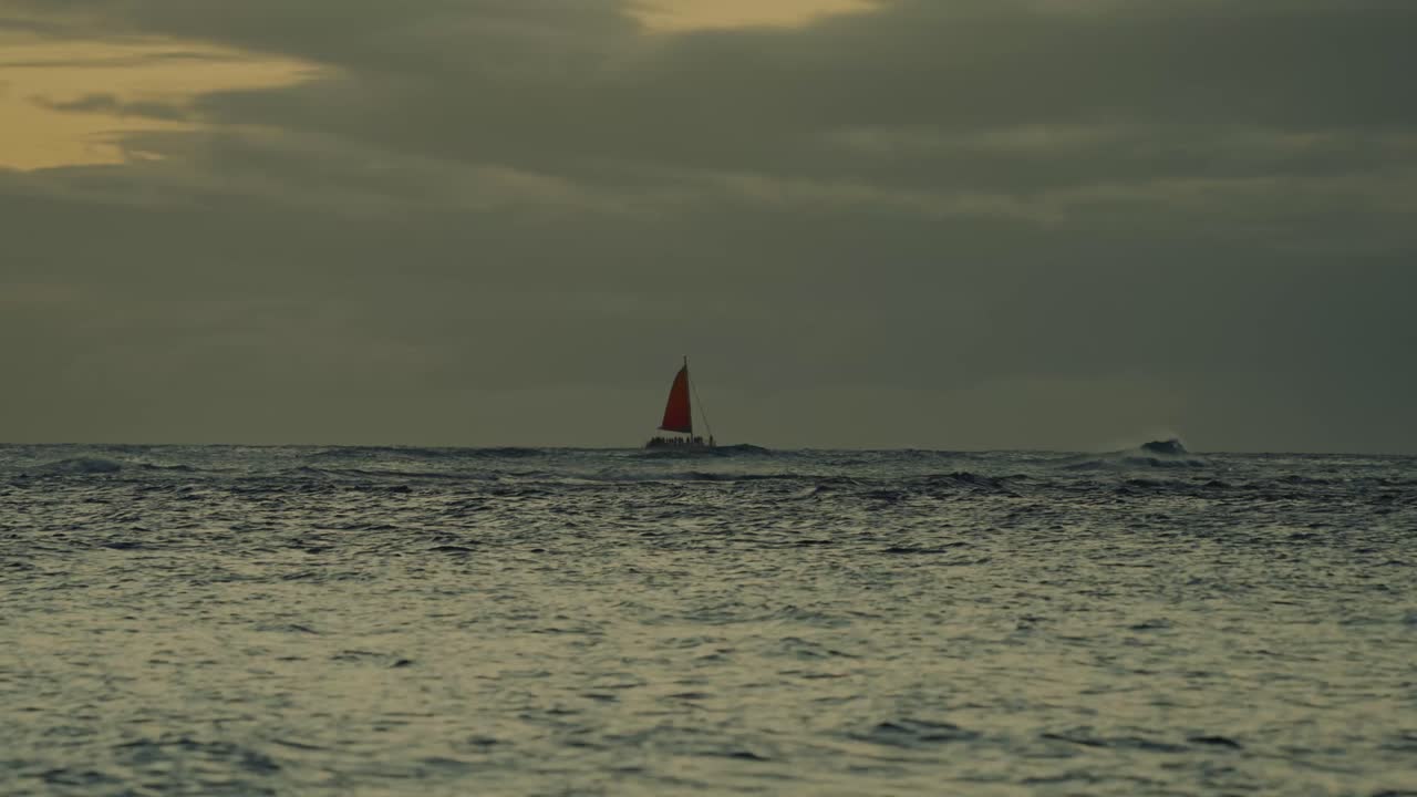 un velero adorna el horizonte del vasto océano justo después de la puesta del sol con un cielo dorado