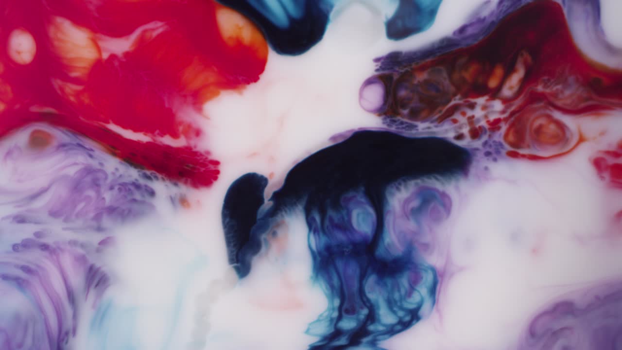 многоцветный красный синий белый жидкий текст движения фона