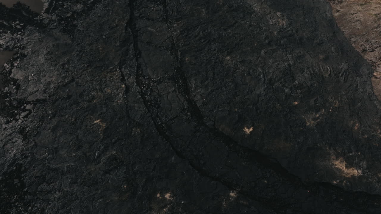 Vista aerea con drone dell'area vulcanica di Geldingadalir in Islanda, caratterizzata da un terreno accidentato, campi di lava raffreddata e un suggestivo paesaggio nordico. Concetto di ambiente naturale remoto e geologia