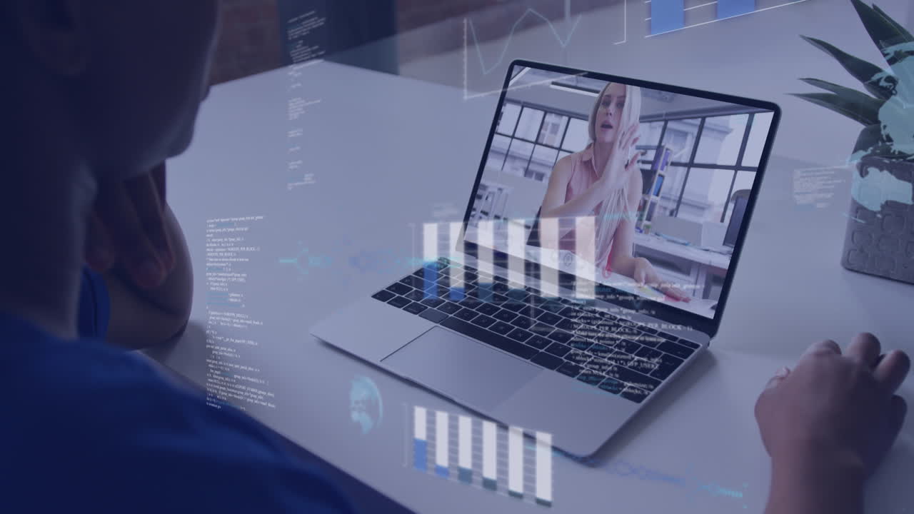 Animation af finansiel databehandling over forskellige mennesker på videoopkald via bærbar computer på kontor.