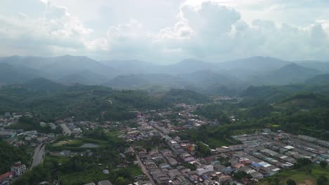 la provincia de betong yala, enclavada y rodeada de altas montañas a lo largo de la frontera con malasia