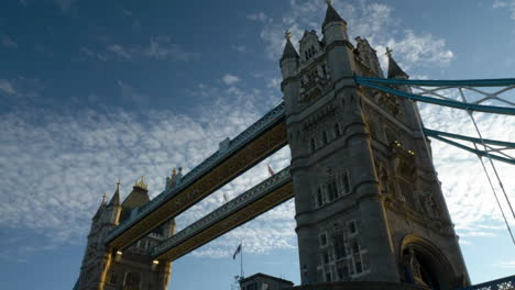 Vista-Al-Puente-De-La-Torre-Desde-El-Río-Támesis,-Londres,-Inglaterra