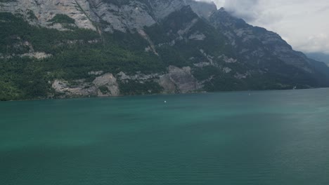 Majestätischer-Berg-Der-Schweizer-Alpen,-Der-Das-Türkisfarbene,-Ruhige-Seewasser-Umarmt