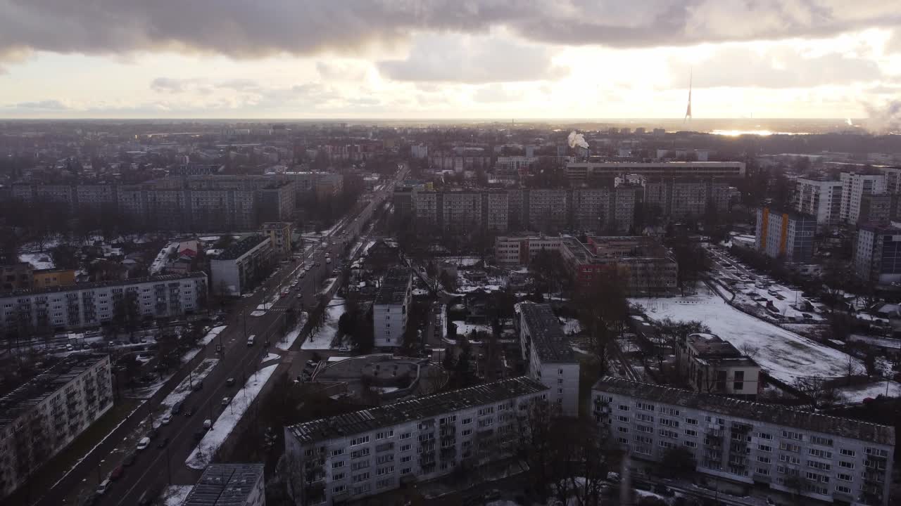 강설 중 purvciems 소비에트 스타일 아파트 블록의 공중 무인 항공기보기