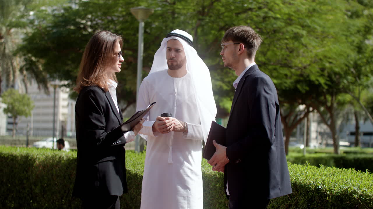 세 사람이 사업에 대해 얘기하고 있습니다.