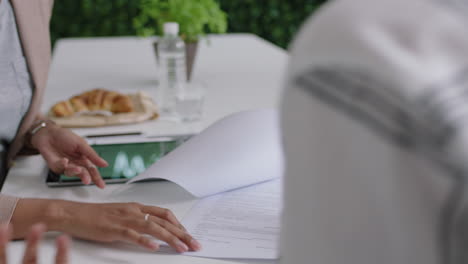 gente de negocios profesional firmando contratos escribiendo firmas en documentos corporativos disfrutando de un acuerdo de asociación exitoso cliente estrechando la mano en la sala de juntas de la oficina reunión de cerca manos