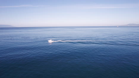 Das-Drohnenvideo-Fängt-Das-Weite-Meer-Entlang-Der-Küste-Von-Puerto-Vallarta-Ein-Und-Zeigt-Eine-Luxusyacht,-Die-Durch-Das-Tiefblaue-Wasser-Fährt,-Und-Zeigt-Die-Schönheit-Des-Ozeans-Und-Des-Schiffes
