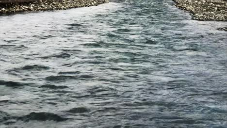 Depósito-De-Agua-Corriente-Un-Río-Estanque-En-La-Estación-Montañosa-De-Kargil-Ladakh