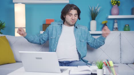 un joven alegre y feliz bailando.
