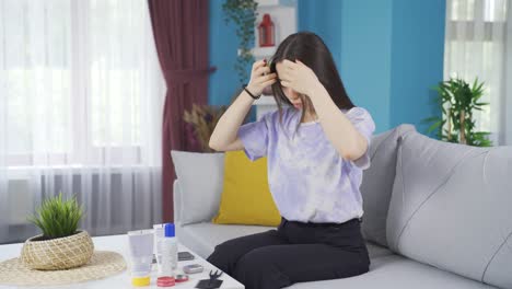 una joven asiática se ata su hermoso y vibrante cabello y se vuelve feliz.
