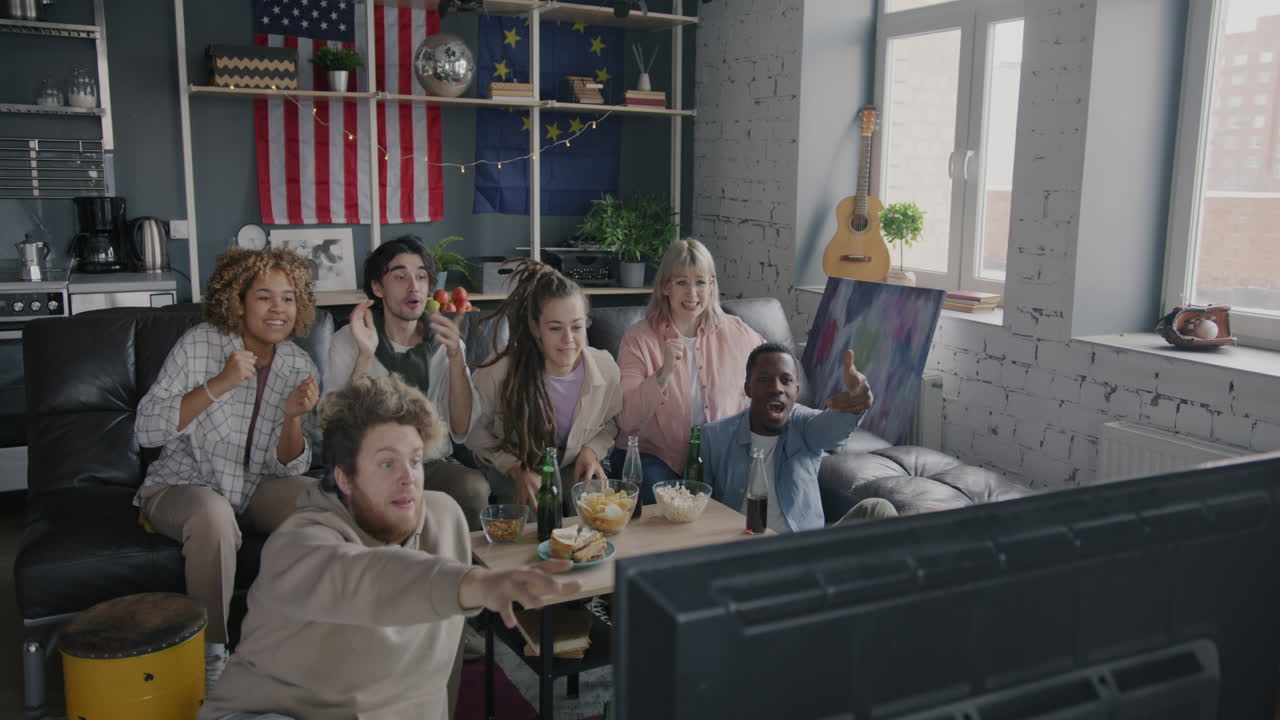 승리 를 축하 하는 친구 들