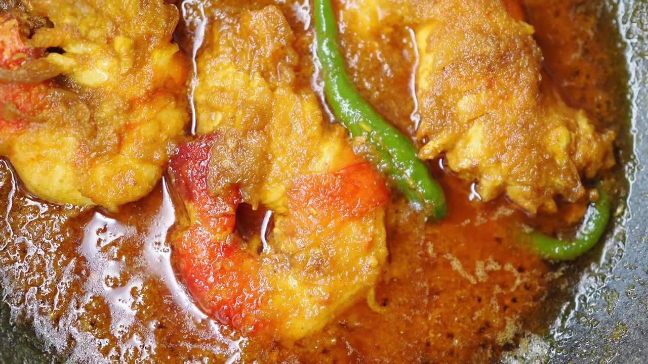 Curry di gamberi piccante in cottura in una padella