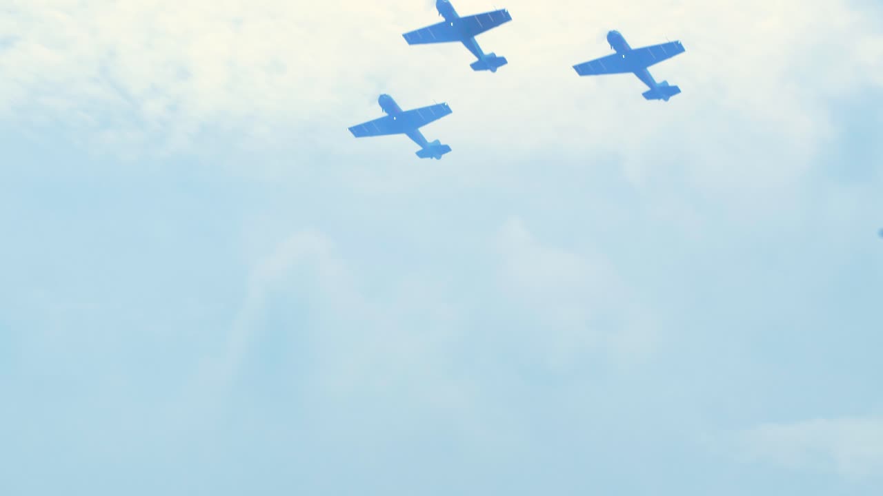 tres aviones acrobáticos rojos yak-50 realizando maniobras dinámicas frente a los espectadores en el espectáculo aéreo báltico en liepaja, letonia, disparo portátil