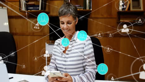 animación de una red de conexiones con iconos sobre una mujer caucásica usando un teléfono inteligente