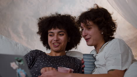 pareja viendo una película en la computadora portátil