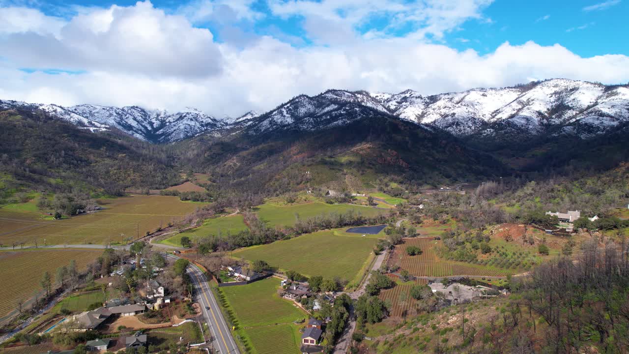 paralaje aéreo de montañas blancas claras en el valle de napa