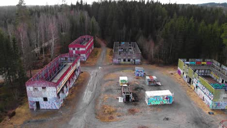 Antenne---Bockaby-Urban-Warfare-Facility-In-Der-Nähe-Von-Borås,-Schweden,-Weitschuss-Nach-Vorne