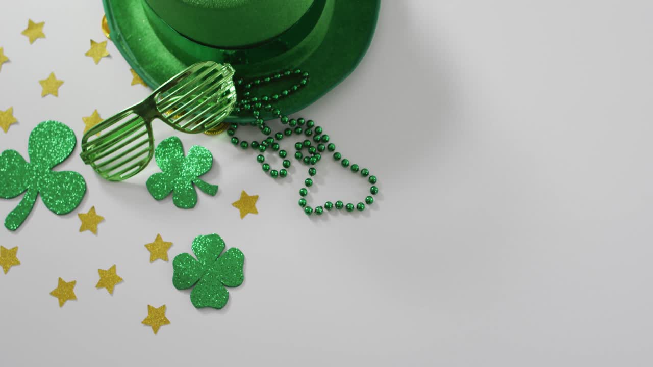 tréboles y estrellas con sombrero verde y gafas con espacio de copia sobre fondo blanco