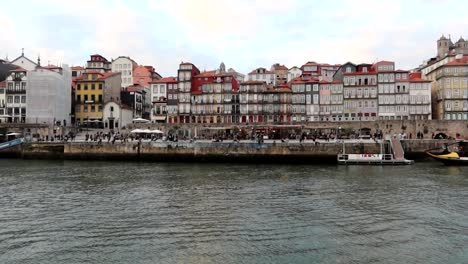 Vista-Deslizante-De-Cais-Da-Ribeira-Con-Hermosas-Casas-Coloridas-Y-Barcos-Rabelo,-Porto