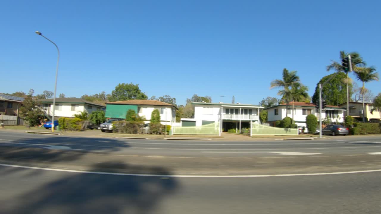 조용한 호주 교외 고속도로의 오른쪽 방향 운전 관점 - 실내 자동차 장면 그린 스크린 교체에 이상적