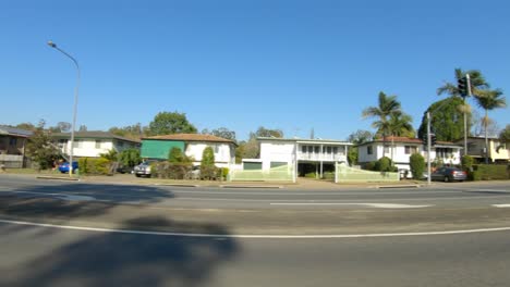 punto de vista de conducción orientado hacia la derecha de la tranquila autopista suburbana australiana: ideal para el reemplazo de la pantalla verde de la escena interior del automóvil