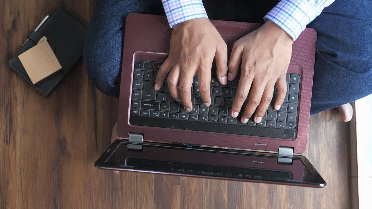 persona trabajando en una computadora portátil