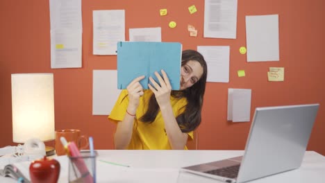 es una estudiante divertida.