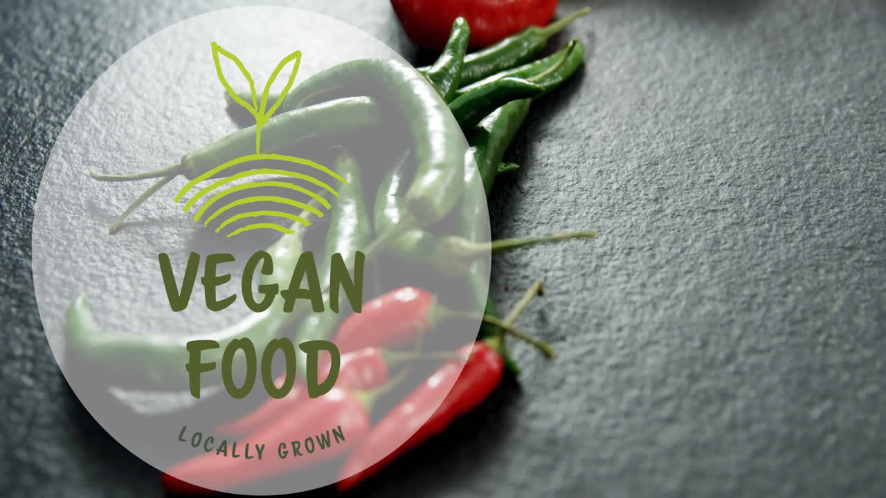 Animazione del logo di cibo vegano su peperoncini freschi verdi e rossi