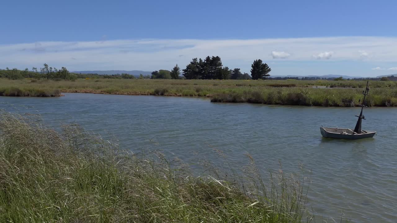 pan lento del río de marea y el paisaje en un día soleado y ventoso de primavera