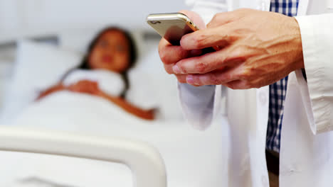 médico usando teléfono móvil en el hospital