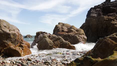 Vista-De-Las-Olas-Rompiendo-En-Las-Rocas-Durante-Un-Día-Soleado