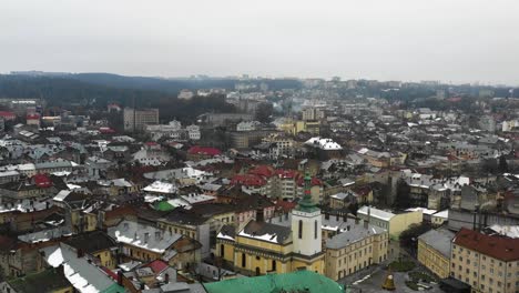 Volando-Sobre-El-Centro-De-La-Ciudad-En-Lviv,-Ucrania