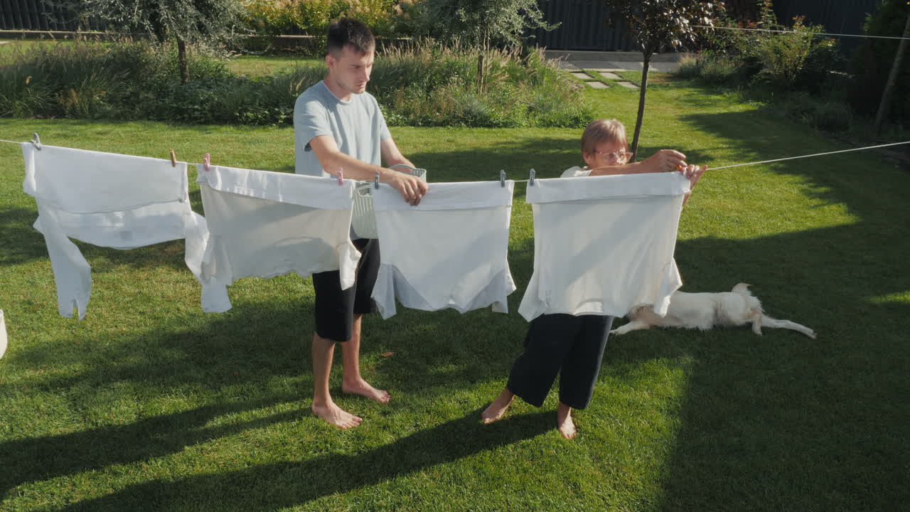 뒷마당 에서 세탁 을 건조 하는 형제자매 들