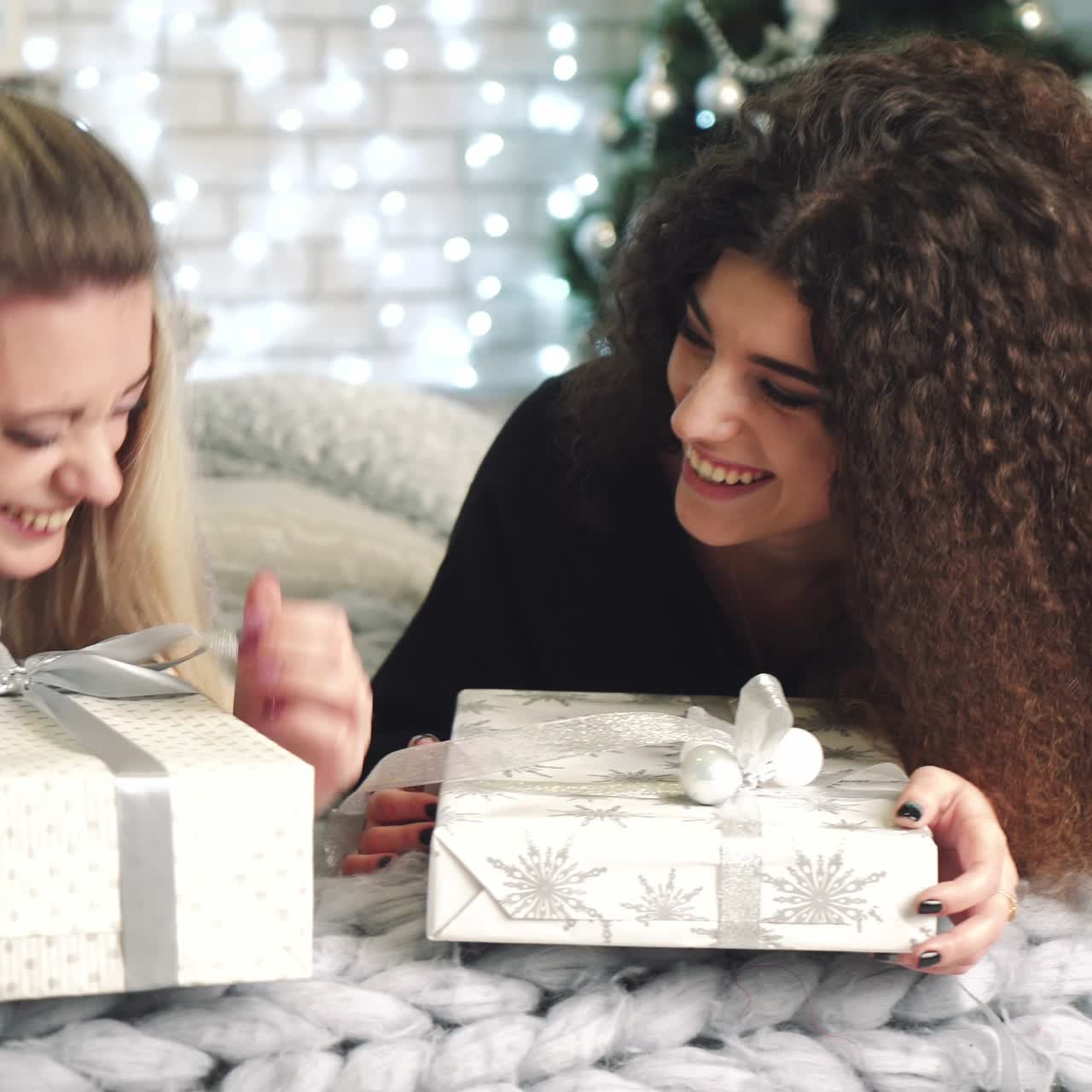 chicas con cajas de regalos