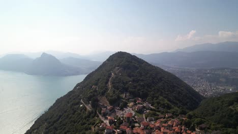 Vuelo-Cinematográfico-épico-Sobre-El-Pueblo-Y-La-Montaña-Brè-En-Lugano,-Suiza