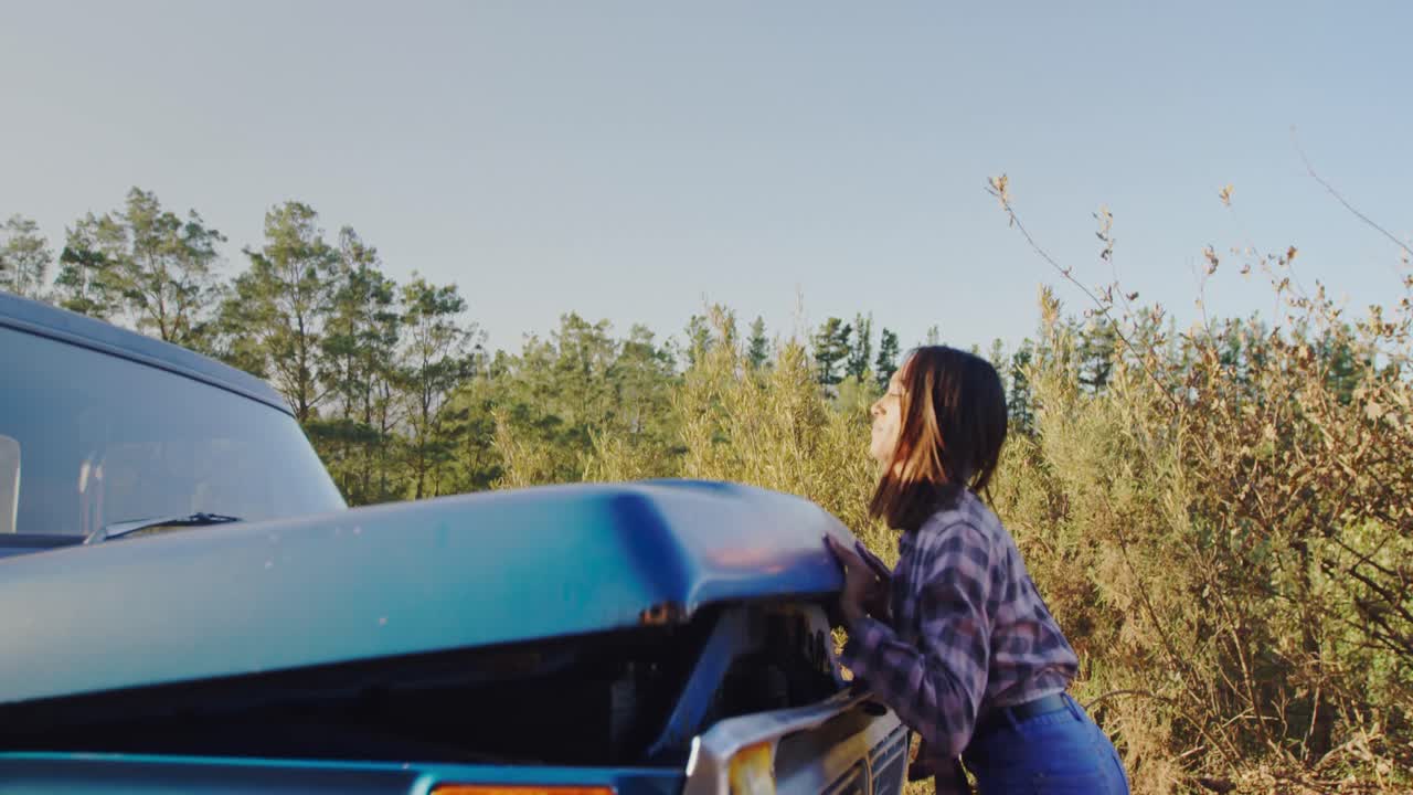픽업 트럭  ⁇ 에 도로 여행에 있는 젊은 여성