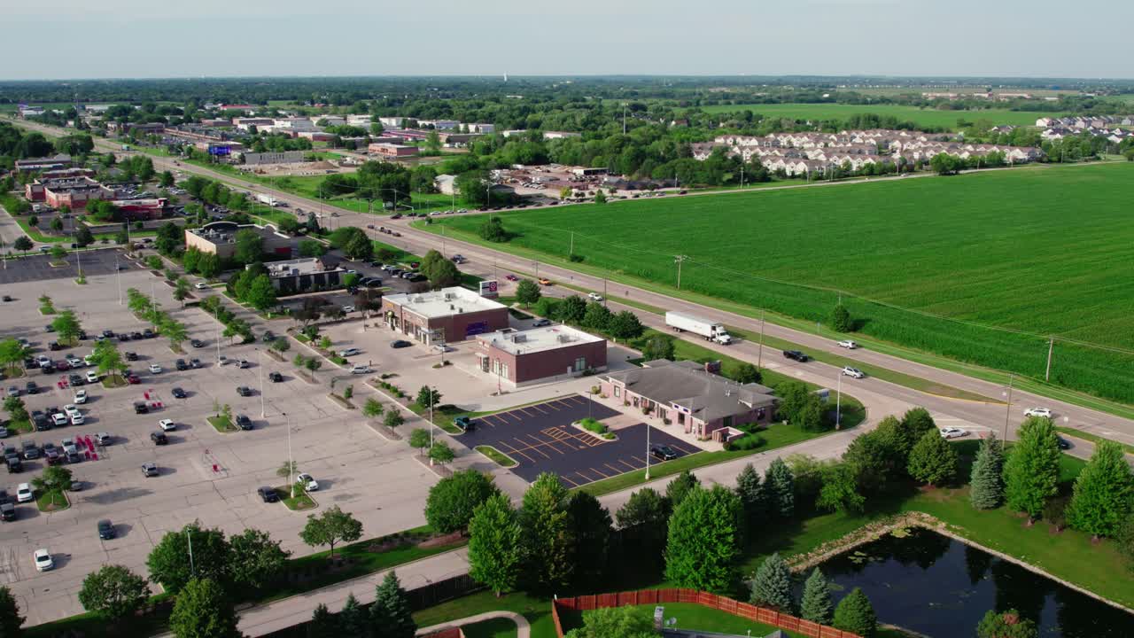 estacionamiento y carretera en plainfield illinois estados unidos aérea sobre casas residenciales comunidad al atardecer - hora punta en el verano de 2023