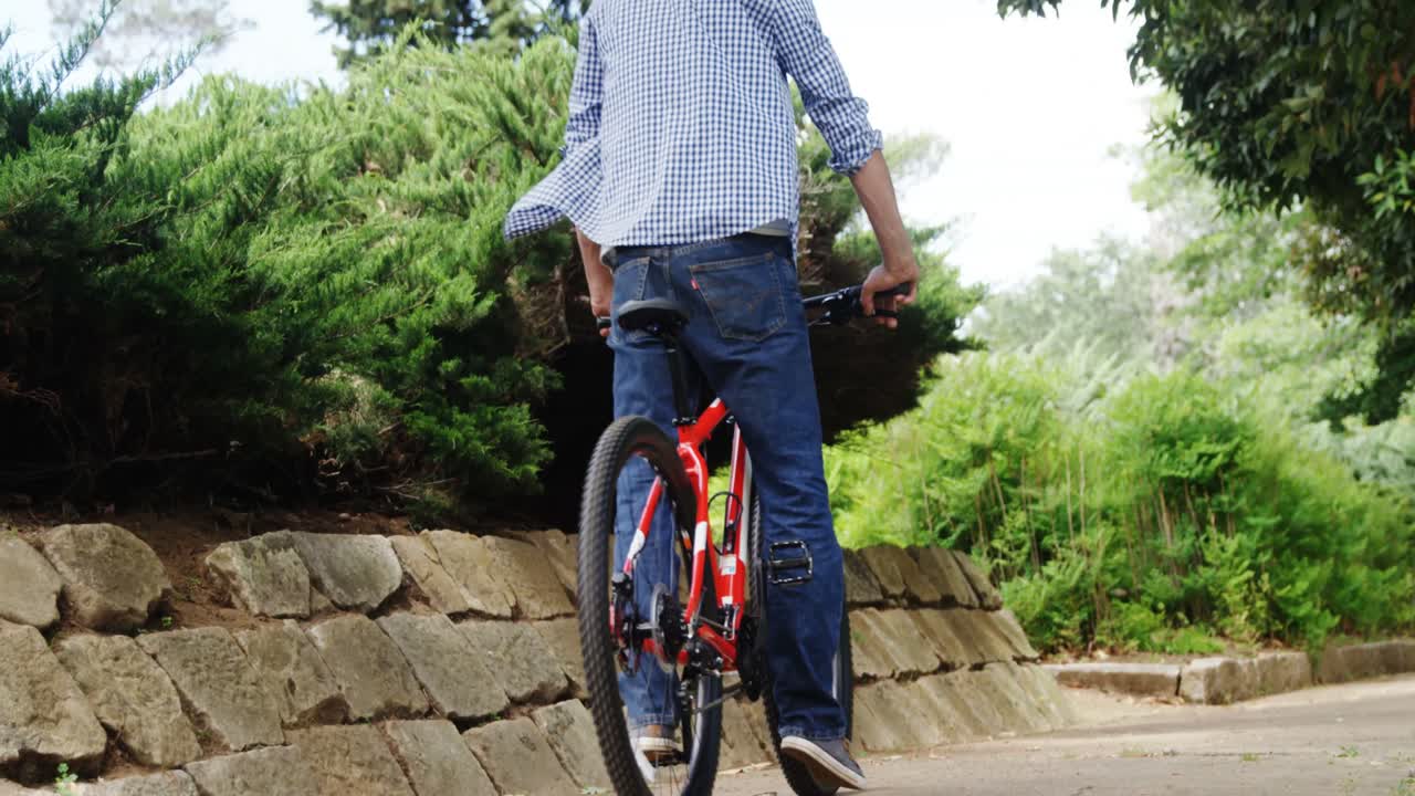 공원에서 자전거를 타는 남자