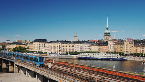 La-Línea-De-La-Ciudad-De-Estocolmo-En-Primer-Plano,-El-Tren-Pasa-El-Transporte-En-La-Capital-De-Suecia