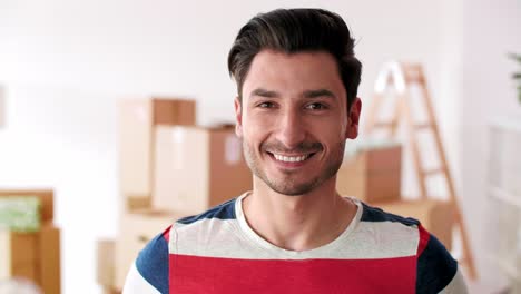 retrato de un hombre sonriente en su nuevo apartamento