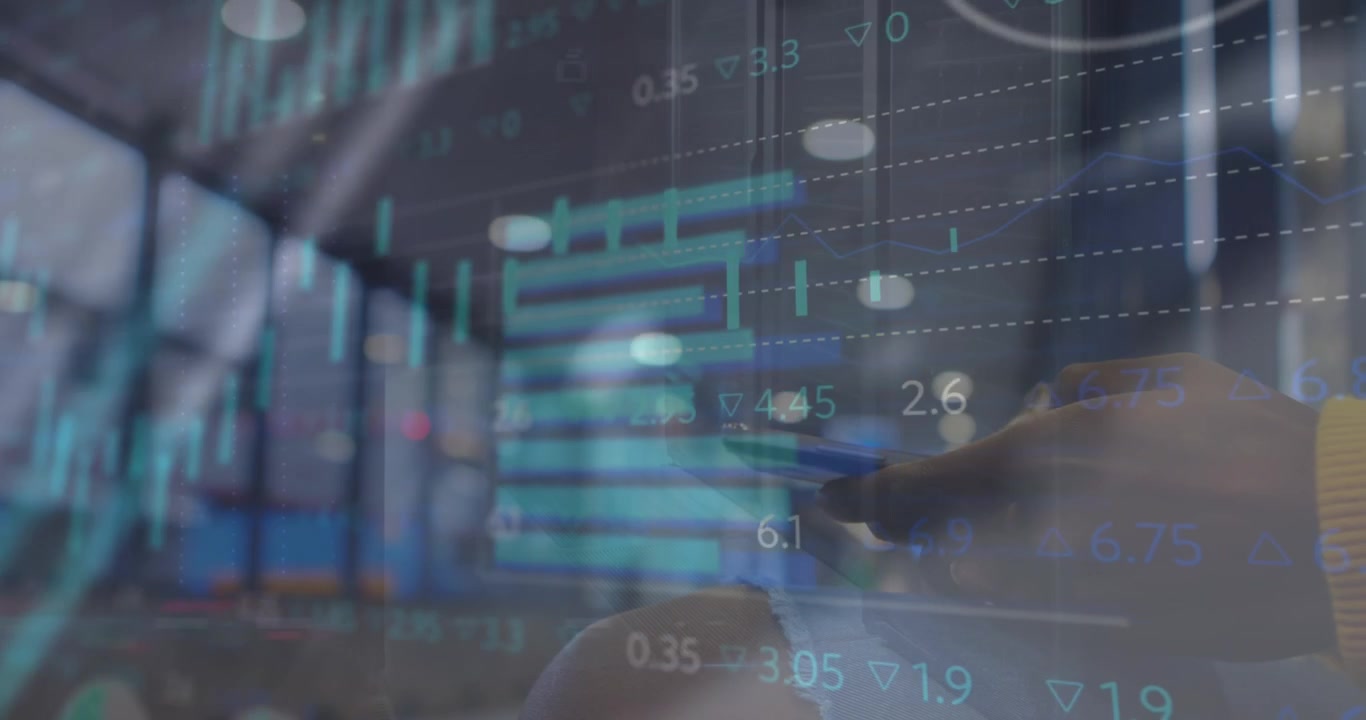 Sovrapposizione di dati finanziari digitali su una persona che usa lo smartphone.