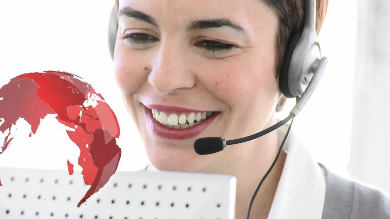 agente de un centro de llamadas hablando felizmente con un cliente del extranjero